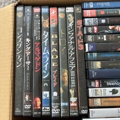 DVDまとめ売りとリュックの画像