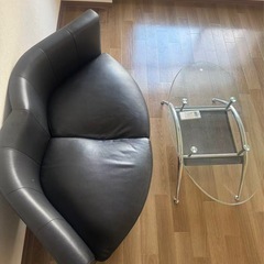 おしゃれな　ソファとガラスローテーブルの画像