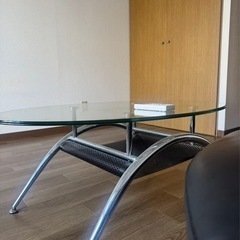 おしゃれな　ソファとガラスローテーブルの画像