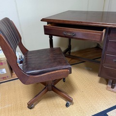 机と椅子の画像