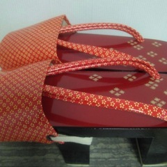 レトロ　未使用　赤い花柄ゲタ　雨除けカバー付き 下駄　レディース下駄の画像