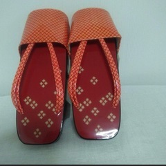 レトロ　未使用　赤い花柄ゲタ　雨除けカバー付き 下駄　レディース下駄の画像