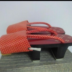 レトロ　未使用　赤い花柄ゲタ　雨除けカバー付き 下駄　レディース下駄の画像