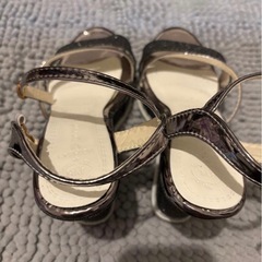 【美品】グリッターウェッジヒールサンダル ブラック クロスストラップ 23cmの画像