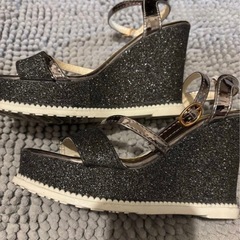 【美品】グリッターウェッジヒールサンダル ブラック クロスストラップ 23cmの画像
