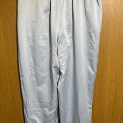 薄いブルー カジュアルパンツ 少し裾にスリットありの画像