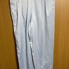 薄いブルー カジュアルパンツ 少し裾にスリットありの画像