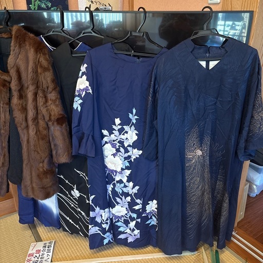 年配の女性用ドレス3着とリアルファーコート1着