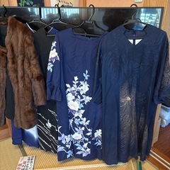 年配の女性用ドレス3着とリアルファーコート1着の画像