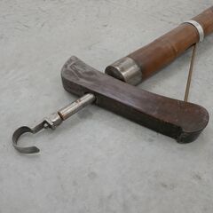 ≪zyt2650ジ≫ 自在鉤 竹材 現状品 筒の長さ約154cm 鉤の長さ約152cm 古民家/古民具/古道具/囲炉裏/火鉢/中古家具/リユースストレージ仙台 071207-08の画像