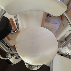 ハイチェア 黒と白 1月中旬までに引渡しOKな方の画像