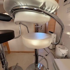 ハイチェア 黒と白 1月中旬までに引渡しOKな方の画像