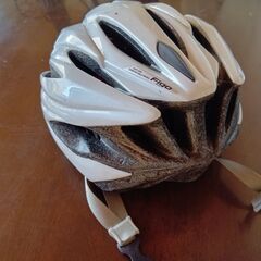 【中古・無料】女性用自転車用ヘルメット（使用感あり）の画像