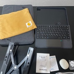 iPadキーボード付きカバーとBluetoothイヤホンの画像
