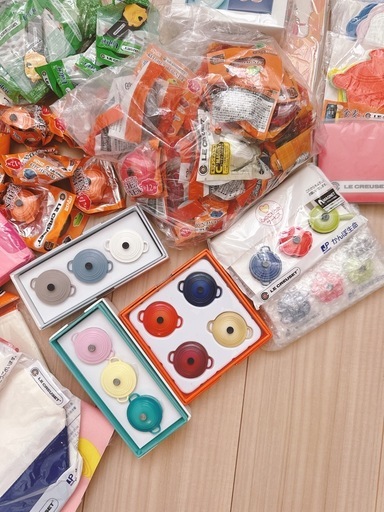 LE CREUSETのマグネット、 様々な景品、多数のアイテム、