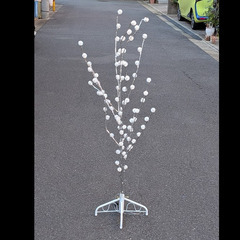 大型スーツケース（ジャンク）＆クリスマスツリーの画像