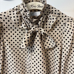 【タグ付き未使用】デシンドットフリルボウタイブラウスの画像