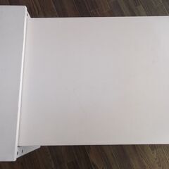 補助テーブル付き木製テーブルの画像