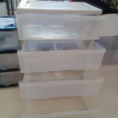 リユースのサカイ栃木店★ジモティ割あり★  4段プラケース アイボリー W59.5×D40×H80 クリーニング済み TC12026の画像