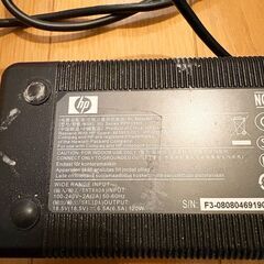 HPノートPCのアダプター （型番不明）３つ穴ケーブルなしの画像