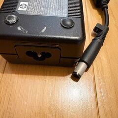 HPノートPCのアダプター （型番不明）３つ穴ケーブルなしの画像