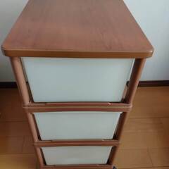 【無料】キャスター付きプラスチック製三段引き出し収納　お譲りします（手渡し希望）の画像