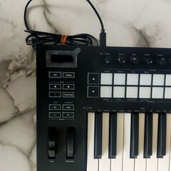 Novation Launchkey Mk3 61鍵　MIDIキーボードの画像