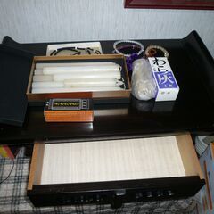 お仏壇前の机等々の画像