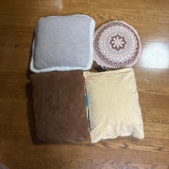 毛糸のミニクッションの画像