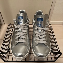 adidas STAN SMITHシルバー 銀レア
カラー スニーカー26.5cmの画像