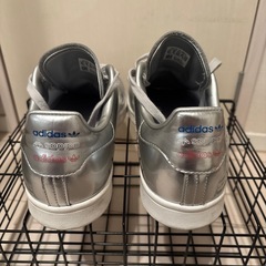 adidas STAN SMITHシルバー 銀レア
カラー スニーカー26.5cmの画像
