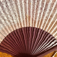 美しい紫と白の花柄扇子2本セットの画像