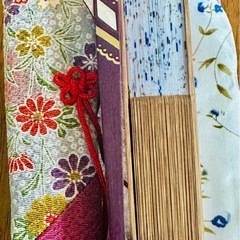 美しい紫と白の花柄扇子2本セットの画像