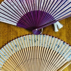 美しい紫と白の花柄扇子2本セットの画像