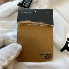 製品タグ付き未使用品ノースフェイスTHE NORTH FACEメンズTシャツホワイト白ロゴ男性用紳士服肩幅　約43センチ 袖丈　約22センチ 身幅　約46センチ 着丈　約68.5センチの画像
