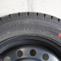 スチールホイールとスタッドレスタイヤの画像