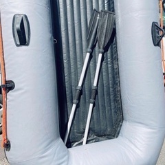 HONDA製の船外機とボートのセットの画像