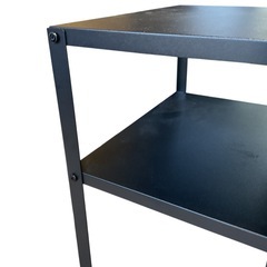 スチール製のシンプルな棚（ラックの画像