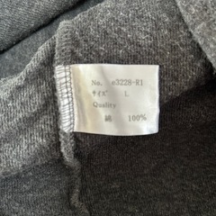 フード付きグレーワンピースの画像