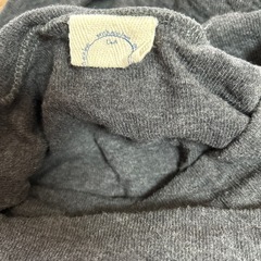 フード付きグレーワンピースの画像