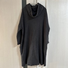 フード付きグレーワンピースの画像