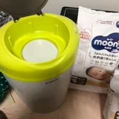 ゴミ箱＆オムツ　紙おむつ　ムーニーナチュラル新生児　新品と開封で100枚の画像