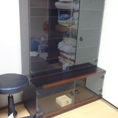 価格応談：1枚の無垢板の綺麗でお洒落なセンスの良い観音開きガラス扉食器棚 の画像