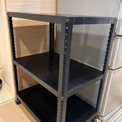 黒色スチールラックの画像
