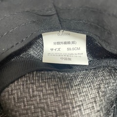 白のハットの画像