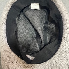 白のハットの画像