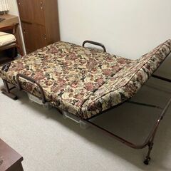 折り畳みセミダブルベッド（背中は手動でリクライニング）値下げの画像