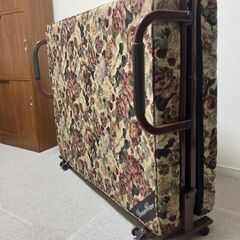 折り畳みセミダブルベッド（背中は手動でリクライニング）値下げの画像