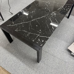 大理石テーブルの画像