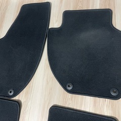 ボルボV40フロアマット　４枚セットの画像